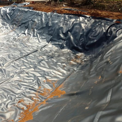 2m-8m Largeur en HDPE Geomembrane Dam Liners 0,75mm épaisseur échantillon gratuit pour l'eau d'étang de poisson