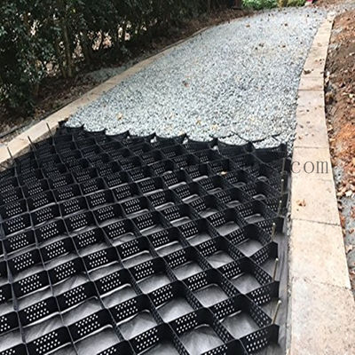 Géocelle en plastique pour la protection des allées et des pentes dans la construction de parkings hôteliers