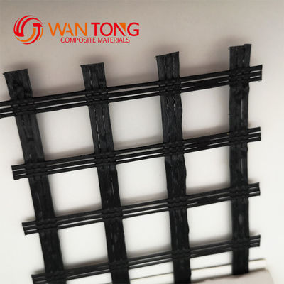 Polyester géogrid haute traction 120 kn PVC revêtu de 5 m de largeur pour la construction de routes
