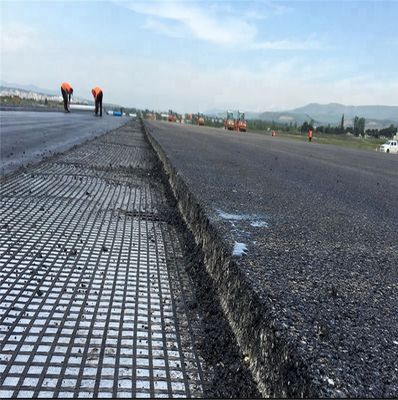 Polyester géogrid haute traction 120 kn PVC revêtu de 5 m de largeur pour la construction de routes