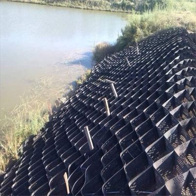Géocelle de renforcement avancé pour maintenir les surfaces texturées et perforées des murs