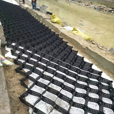 Géocelle de renforcement avancé pour maintenir les surfaces texturées et perforées des murs