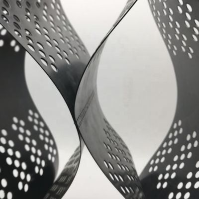 Géocelle de renforcement avancé pour maintenir les surfaces texturées et perforées des murs
