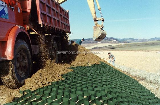 Conception traditionnelle Renforcement du sol Géogrid Matériau HDPE Géocelle Gravier pour la passerelle
