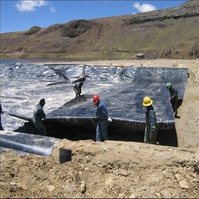 Largeur personnalisée 100% de HDPE vierge géomembrane anti-filtrage lisse pour revêtement d'étang de poisson