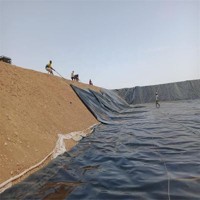 L'étagère de l'établissement de pêche est imperméable à l'eau en feuille de 1,5 mm, texturée à une seule face, en HDPE, géomembrane noire