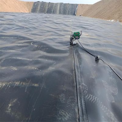 Atelier de géomembrane en HDPE à surface rugueuse, soufflage de film de 1,0 mm pour revêtement de barrage étanche