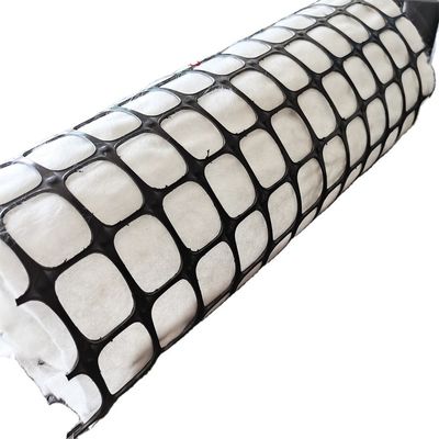 Géogrides géotextiles noires non tissées en plastique bi-axiale cousues anti-craqueries pour pavés d'asphalte