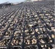 Géogrides géotextiles noires non tissées en plastique bi-axiale cousues anti-craqueries pour pavés d'asphalte
