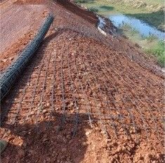 Géogrides géotextiles noires non tissées en plastique bi-axiale cousues anti-craqueries pour pavés d'asphalte