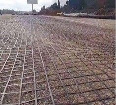 Géogrides géotextiles noires non tissées en plastique bi-axiale cousues anti-craqueries pour pavés d'asphalte