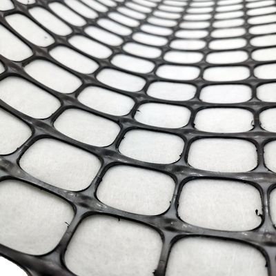 Résistance à la traction élevée Grille géogratique bi-axiale noire pour la stabilisation du sol Matériau PP 30-30 kn