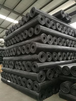 Résistance à la traction élevée Grille géogratique bi-axiale noire pour la stabilisation du sol Matériau PP 30-30 kn