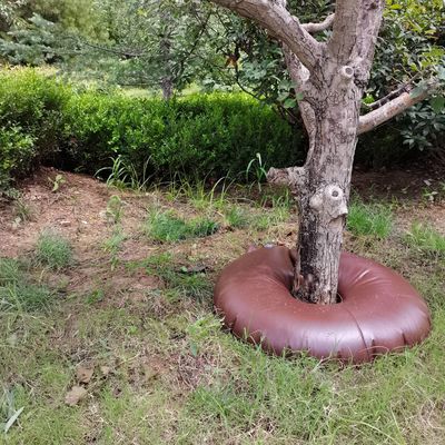Un sac d'arrosage en PVC de 20 litres est la solution ultime pour les arbres nouvellement plantés