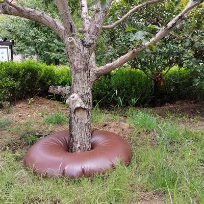 Un sac d'arrosage en PVC de 20 litres est la solution ultime pour les arbres nouvellement plantés