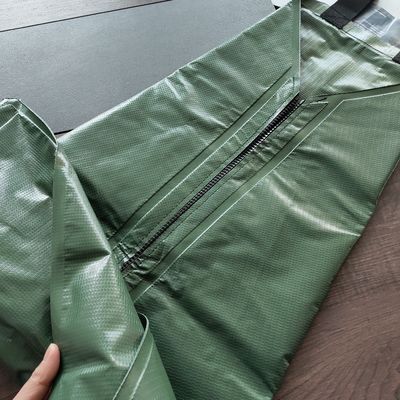 Sac d'arbre en plastique pour l'irrigation par goutte à goutte à libération lente et une capacité de 25 gallons
