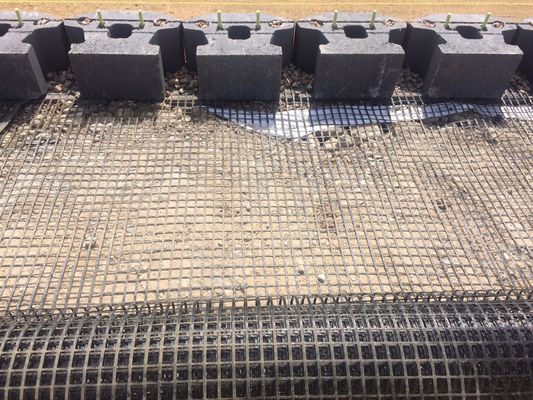 Géogrides en fibre de verre pour la résistance de l'armature du lit de route Géogrides revêtues d'asphalte blanc