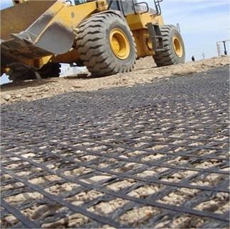 100KN/M Résistance à la traction Réseau géo-poliéster uniaxial biaxial pour murs de soutènement